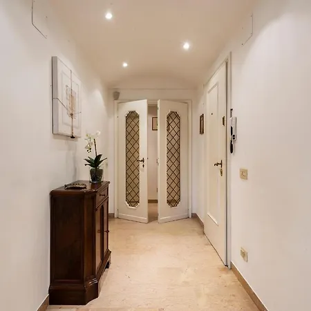 - Elegant Arno View Apartment Florence