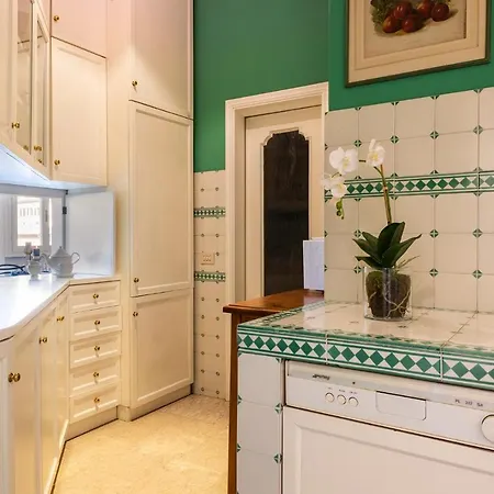 - Elegant Arno View Apartment Florence